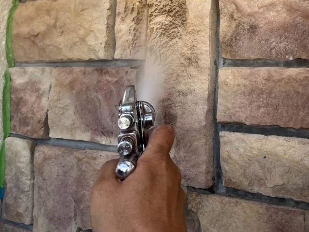 小野市で外壁タイル中塗り